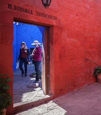 Touristes prenant des photos dans le Monastère de Santa Catalina